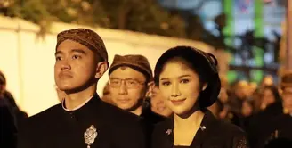 Menghadiri malam satu suro di Keraton Solo, Erina mengenakan kebaya kutu baru hitam dengan aksen beads di bagian leher. Dipadukan kain batik coklat dengan gaya sanggul klasik Jawa.  [@erinagudono]