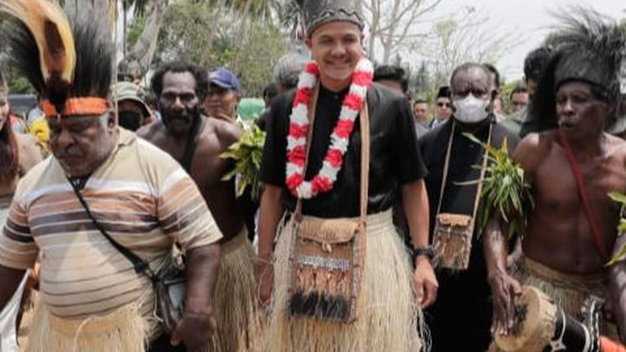 FOTO: Momen Ganjar Kampanye di Merauke, Disambut Hangat hingga Diberi Noken dan Mahkota Papua