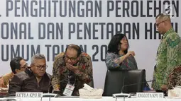 Ketua KPU RI, Arief Budiman (kiri) saat rapat Rekapitulasi Hasil Penghitungan Perolehan Suara Tingkat Nasional dan Penetapan Hasil Pemilu Tahun 2019, Jakarta, Jumat (10/5/2019). Rencananya hari ini, rapat menetapkan hasil penghitungan di Bali dan Bangka Belitung. (Liputan6.com/Helmi Fithriansyah)