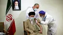 Pemimpin tertinggi Iran, Ayatollah Ali Khamenei mendapat dosis vaksin Covid-19 buatan lokal, COV-Iran Barekat, di Teheran, Jumat (25/6/2021). Ayatollah Ali Khamenei mengaku tidak tertarik mengambil vaksin buatan luar negeri karena menurutnya lebih baik menunggu vaksin Iran. (KHAMENEI.IR / AFP)