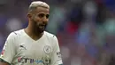 Tempo tak berubah di babak kedua. Mahrez (kanan) mendapatkan peluang di menit ke-59. Dirinya mendapatkan ruang tembak setelah berhasil memanfaatkan kesalahan Ricardo. Sayangnya sepakan masih terlalu keras melambung di atas mistar gawang. (Foto: AP/Alastair Grant)