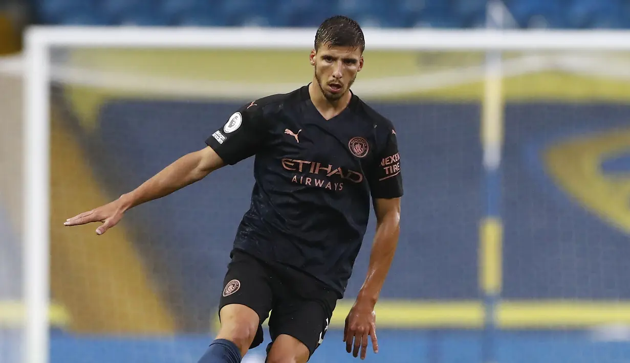 2. Ruben Dias (68 juta euro) - Bek asal Portugal ini dilabuhkan Manchester City dari Benfica dengan banderol transfer mencapai 68 juta euro. Ruben Dias diharapkan bisa menjadi tembok kokoh di lini pertahan Manchester City. (AFP/Jason Cairduff/pool)