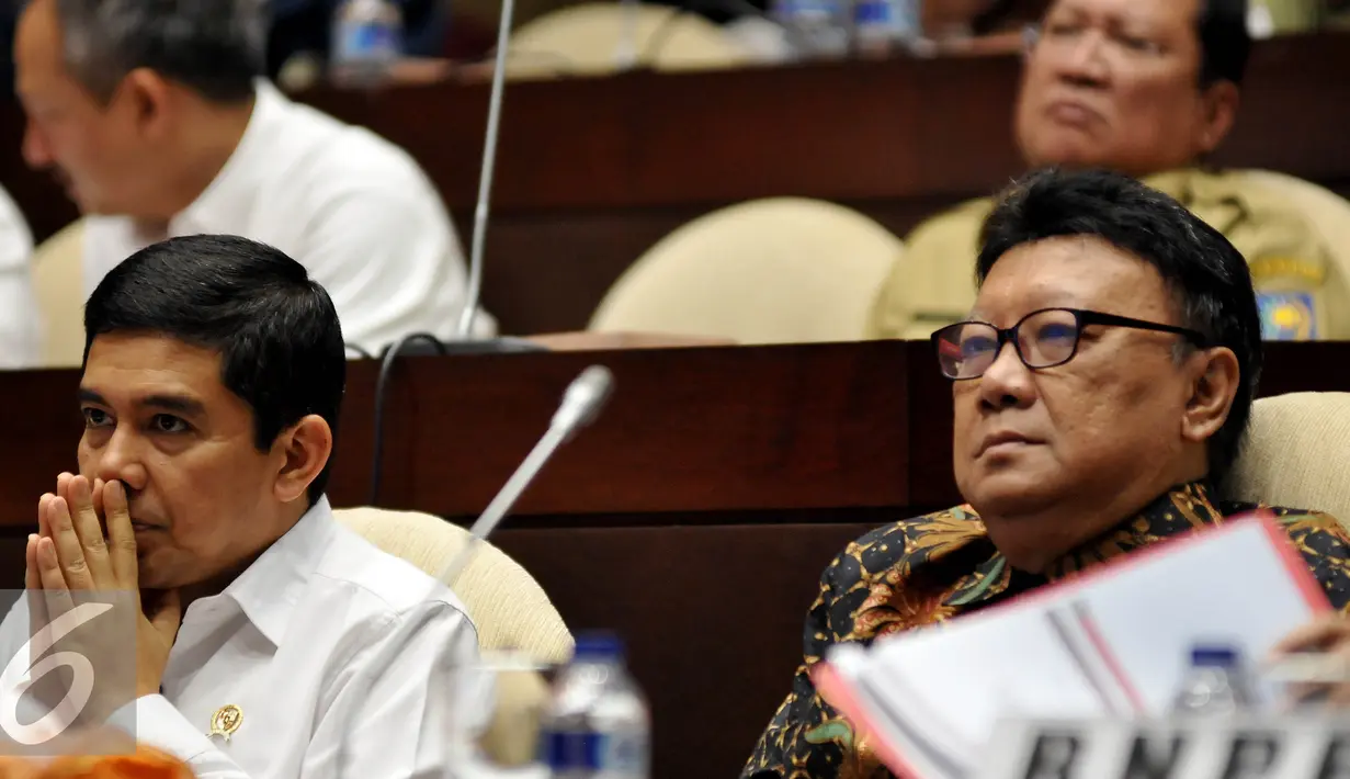 Menteri Dalam Negeri Tjahjo Kumolo (kedua kanan) bersama Menteri PAN RB Yudi Krisnandi mendengarkan saat rapat kerja dengan Komisi II DPR, di Kompleks Parlemen, Jakarta, Selasa (19/7). Rapat tersebut membahas R-APBN 2017. (Liputan6.com/Johan Tallo)