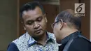 Terdakwa dugaan korupsi pengadaan e-KTP, Irvanto Hendra Pambudi bersama penasehat hukumnya saat jeda sidang lanjutan di Pengadilan Tipikor, Jakarta, Rabu (21/11). Sidang mendengar nota pembelaan para terdakwa. (Liputan6.com/Helmi Fithriansyah)
