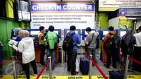 Sejumlah calon penumpang mencetak tiket kereta api di Stasiun Gambir, Jakarta, Selasa (28/6). Memasuki H-8 Idul Fitri, warga mengaku sengaja mudik Lebaran lebih awal guna memanfaatkan libur panjang sekolah. (Liputan6.com/Faizal Fanani)