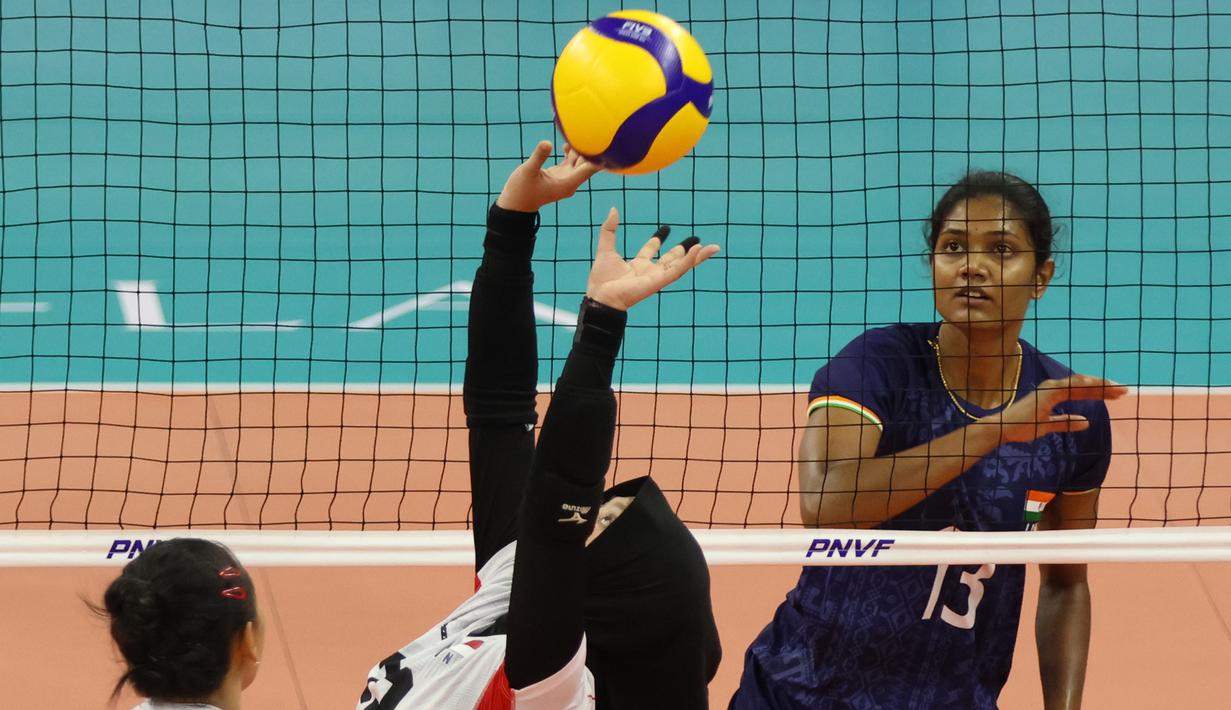 Pemain Timnas voli putri Indonesia, Alridhania Risqamara (tengah) berusaha mengumpan bola saat menghadapi India pada laga klasifikasi peringkat 5-8 AVC Challenge Cup 2024 di Rizal Memorial Coliseum, Manila, Filipina, Selasa (28/5/2024). Indonesia kalah 1-3 (16-25, 32-30, 20-25 dan 24-26). (Asian Volleyball Confederation)