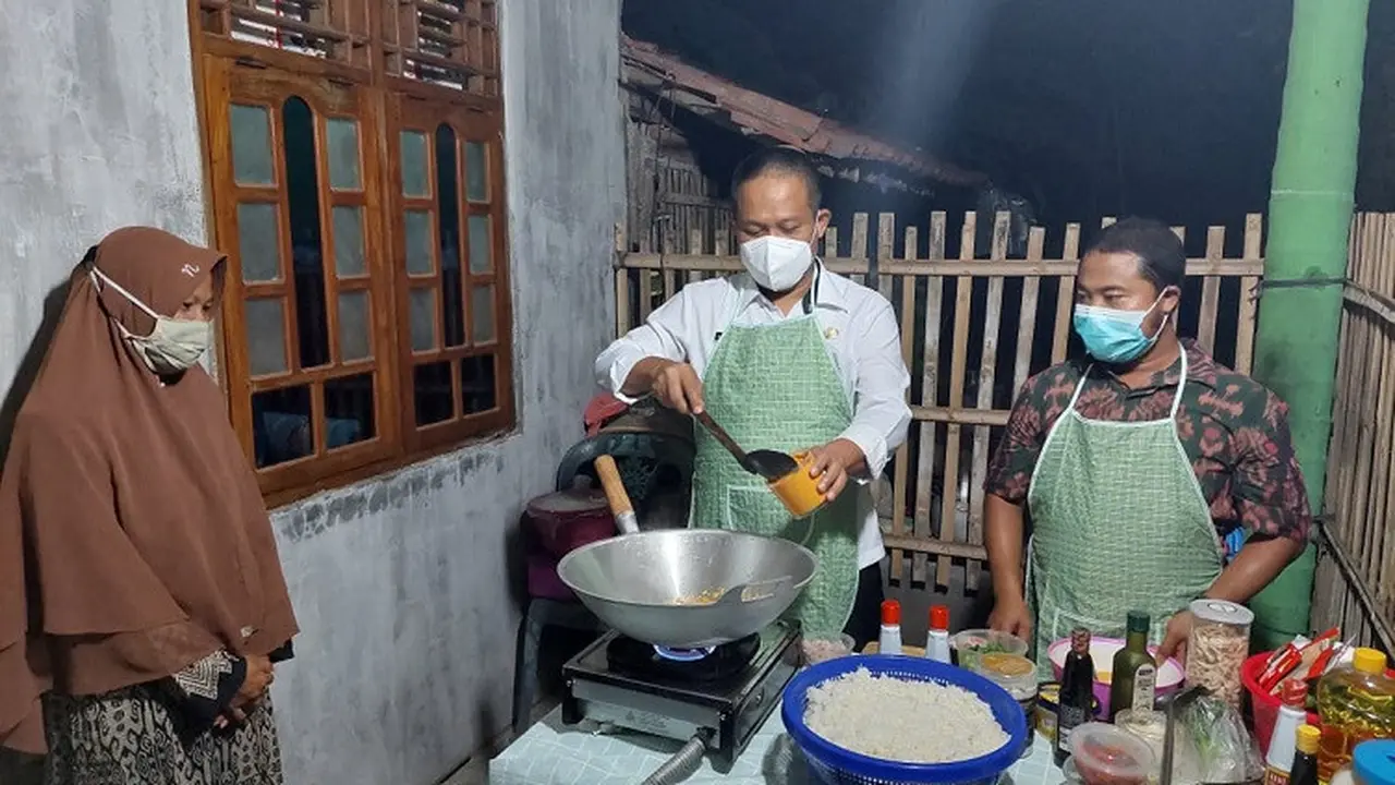 Bupati Kebumen memasak nasi goreng untuk petugas kebersihan perempuan sebagai apresiasi atas dedikasinya. (Foto: Liputan6.com/Rudal Afgani)