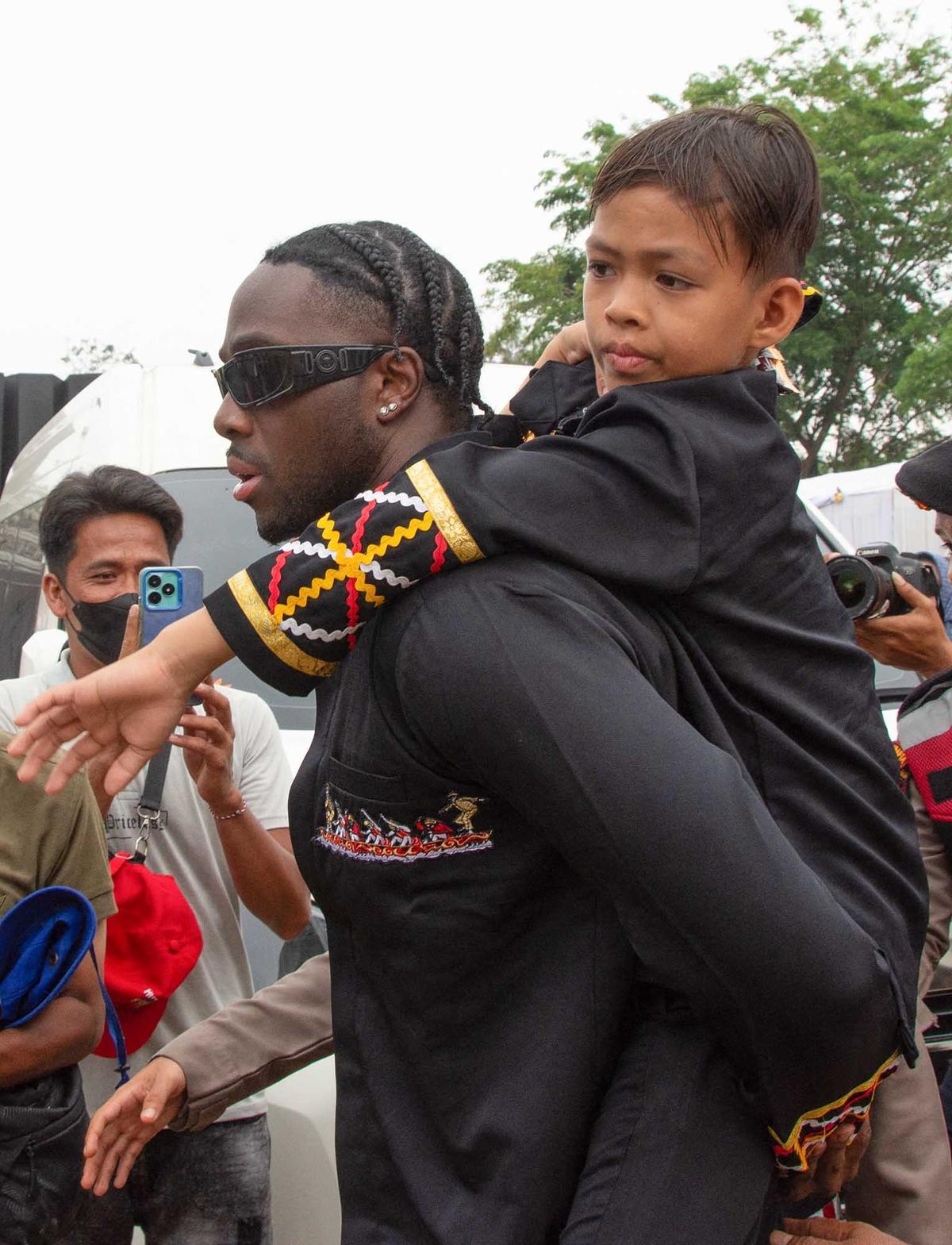 FOTO: Momen Akrab Dhika Bocah Penari Pacu Jalur Viral Digendong Rapper Amerika