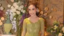 Pilihan kebaya kondangan Ayu Dewi selanjutnya adalah kebaya berwarna pistachio green. Kebaya klasik dengan potongan body fit ini dipadukan dengan kain batik cokelat. [@mrsayudewi]