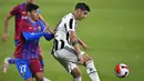 Juventus tak tinggal diam. Alvaro Morata (kanan) ciptakan umpan terukur ke Christiano Ronaldo untuk membuat peluang di menit ke-15. Sayangnya tembakan jarak dekat Ronaldo masih dapat dihentikan oleh Neto. Skor 1-0 akhirnya bertahan hingga turun minum. (Foto: AFP/Pau Barrena)