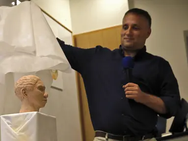 Liran Carmel dari Universitas Hebrew menunjukkan model cetak 3D wajah gadis spesies manusia prasejarah Denisovan setelah penelitian menggunakan data metilasi DNA selama konferensi pers di Universitas Ibrani di Yerusalem (19/9/2019). (AFP Photo/Menahem Kahana)