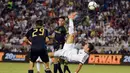 Tendangan salto Cristiano Ronaldo saat melawan Los Angeles Galaxy dalam World Football Challenge di Stadion Home Depot Center, Carson, AS,  2 Agustus 2012. (Getty Images/AFP/Kevork Djansezian)