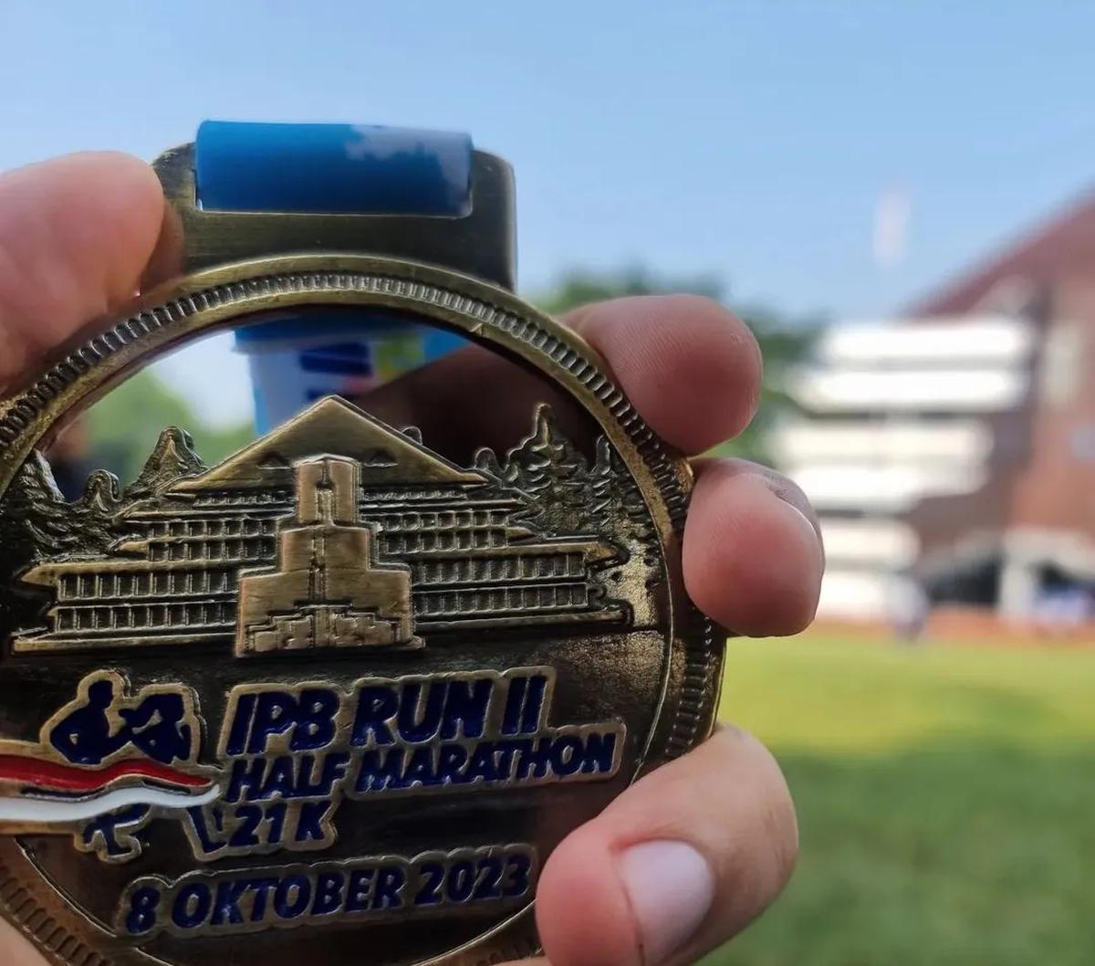 Setelah melewati perjalanan panjang penuh rintangan, akhirnya Hafiz berhasil mencapai garis finish. Ia pun memperoleh medali 'IPB Run II Half Marathon 21K'. "𝙎𝙡𝙞𝙙𝙚 9 - Akhirnya finish, yang penting bisa pamer medali di Instagram 🏅⁣," t