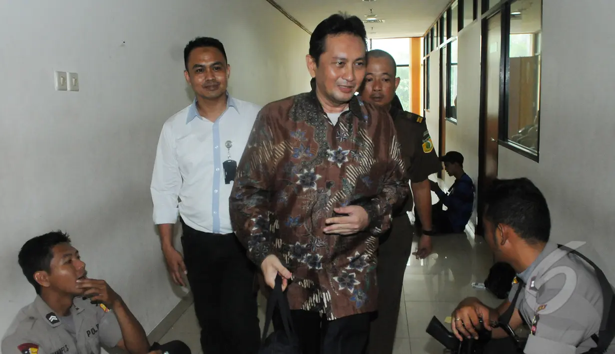 Terdakwa mantan Kepala Dinas Perhubungan DKI Jakarta Udar Pristono berjalan usai menjalani sidang perdana di Pengadilan Tipikor, Jakarta,Senin (6/4/2015). Sidang ditunda karena tim kuasa hukum terdakwa tidak hadir. (Liputan6.com/Herman Zakharia)