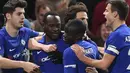 Para pemain Chelsea merayakan gol Victor Moses (2kiri) saat melawan West Bromwich Albion pada lanjutan Premier League di Stamford Bridge stadium, London, (12/2/2018). Chelsea menang 3-0.  (AFP/Ben Stansall)