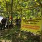 Warga yang mengklaim sebagai pemilik lahan kawasan Hutan Bowosie mengadang ekskavator yang akan digunakan untuk membuka akses jalan ke ekowisata yang akan dikelola Badan Pelaksana Otorita Labuan Bajo Flores (BPOLBF). (dok. BPOLBF)