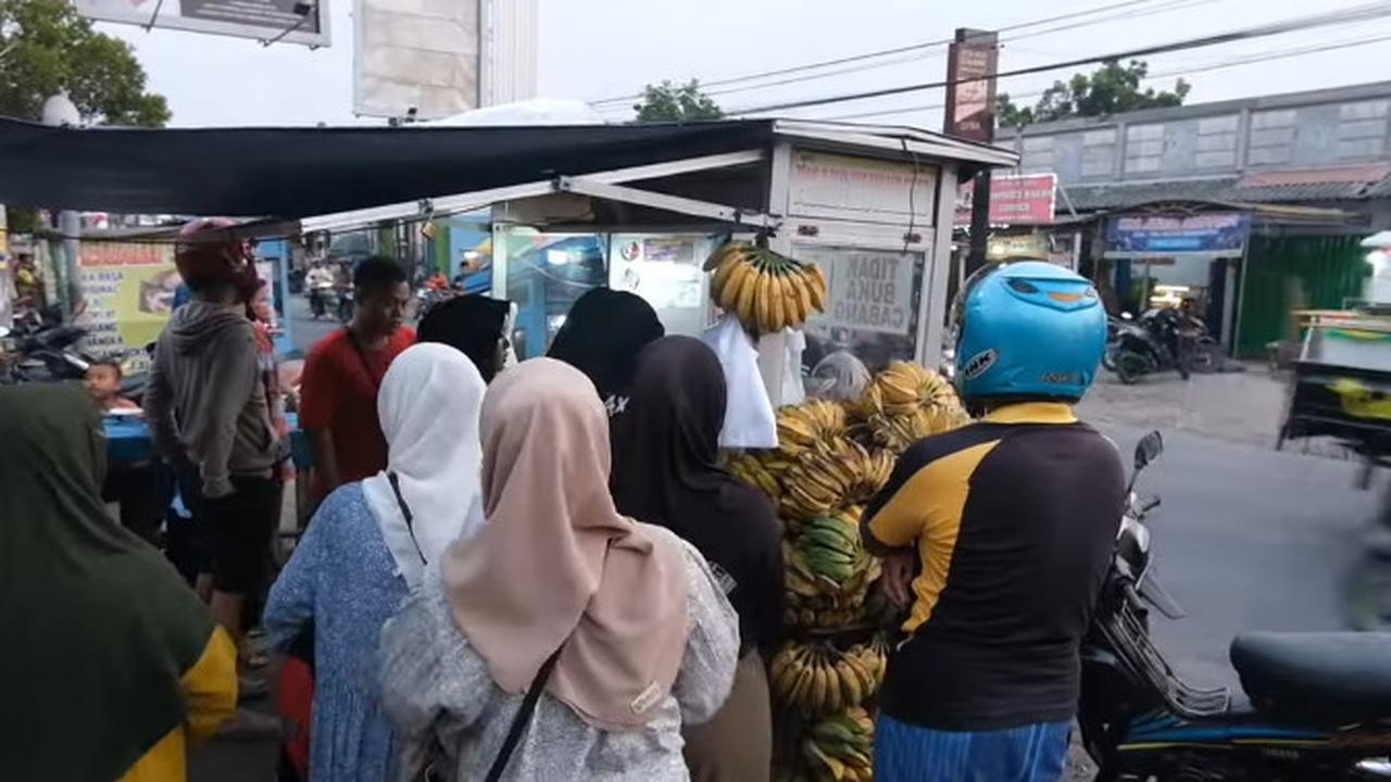 Kuli Bosan Hidup Susah, Banting Setir Jualan Pisang Keju Ramainya Minta Ampun Sampai Difitnah Pakai Dukun