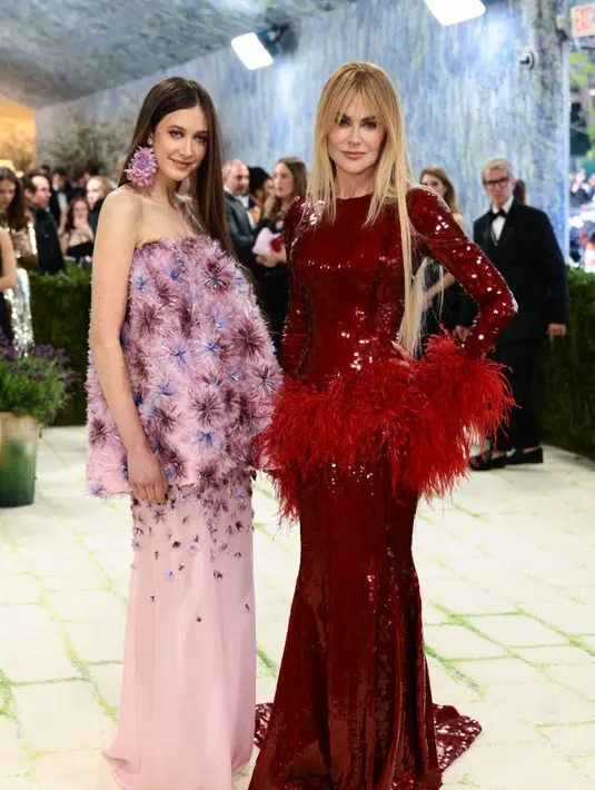 Nicole Kidman hadir bersama putrinya Sunday Rose Kidman Urban dengan tampilan serasi merah-pink. Nicole Kidman terlihat mature dengan gaun sequin dari Chanel, sedangkan Sunday Rose kenakan gaun pink bernuansa floral dari Dior [Photo by Dimitrios Kambouris / GETTY IMAGES NORTH AMERICA / Getty Images via AFP]