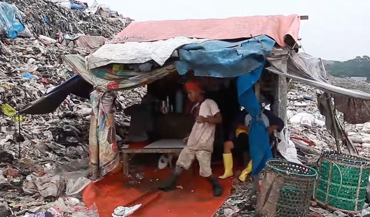 Demi mencari rezeki, sejuta cara dilakukan. Bahkan membuka warung di atas gunungan sampah pun dilakukan.