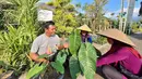 Anggota klaster usaha Sekar Mulyo menggelar pertemuan kelompok sebulan sekali. Biasanya pertemuan dimanfaatkan untuk diskusi aneka tema, baik dengan Mantri BRI atau yang lain, termasuk diisi kerja bakti dan pembenahan lingkungan. (Dok. BRI)