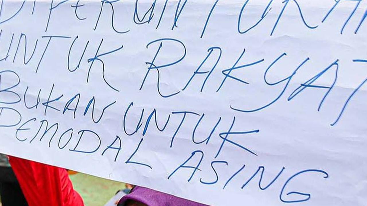 Mereka mengangkat tinggi-tinggi poster berisi tuntutan untuk Pulau Rempang.