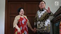 Ketua Umum Partai Gerindra, Prabowo Subianto (kanan) bersama Ketua Umum PDIP, Megawati Soekarnoputri saat memberi keterangan terkait pertemuan dan makan siang bersama di kediaman Megawati di Jalan Teuku Umar, Jakarta, Rabu (24/7/2019). (Liputan6.com/Helmi Fithriansyah)
