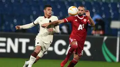 Gelandang AS Roma, Tommaso Milanese berebut bola dengan gelandang CSKA Sofia, Geferson pada laga pemungkas Grup A Liga Europa 2020/2021 di Vasil Levski, Jumat (11/12/2020) dini hari WIB. Roma menelan kekalahan dengan skor 1-3 dari CSKA Sofia. (NIKOLAY DOYCHINOV/AFP )