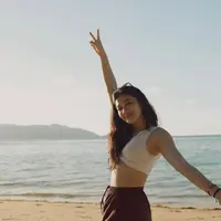 Naysila Mirdad menikmati pantai indah di Banda Naira. Terlihat ia mengenakan atasan crop top sleeveless bermotif dipadukan celana pendek coklat. Rambut panjangnya dibiarkan terurai dengan wajah terlihat bare face no makeup. [@naymirdad]