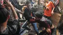 Seorang remaja dibawa paksa oleh aparat keamanan saat penggusuran di kawasan Pasar Ikan, Penjaringan, Jakarta, Senin (11/4). Bentrokan sempat terjadi antara petugas dan warga yang menolak penggusuran di kawasan tersebut (Liputan6.com/Gempur M Surya)