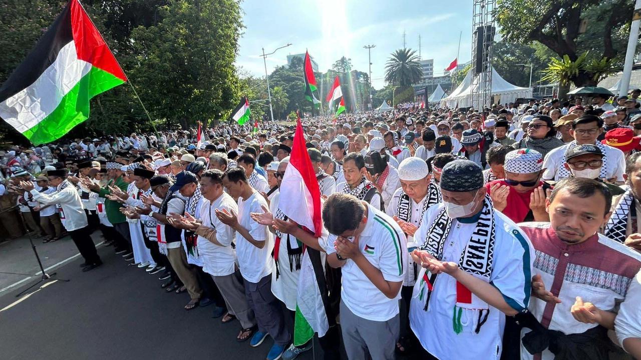 FOTO: Ribuan Warga Gelar Doa Bersama untuk Prajurit TNI Gugur di Lebanon