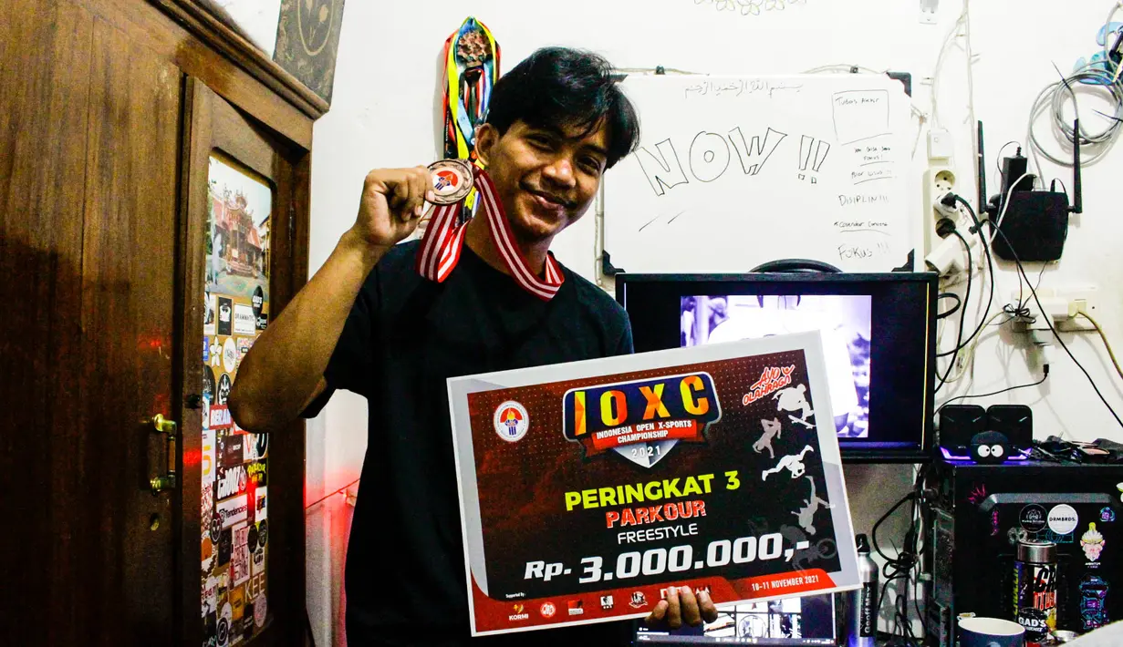 Dan bukan hanya sekedar untuk bergaya, independensi parkour yang ia lakukan bersama komunitas Parkour Jakarta juga berakhir prestasi yang ia dapati. (Bola.com/Muhammad Aldiansyah)