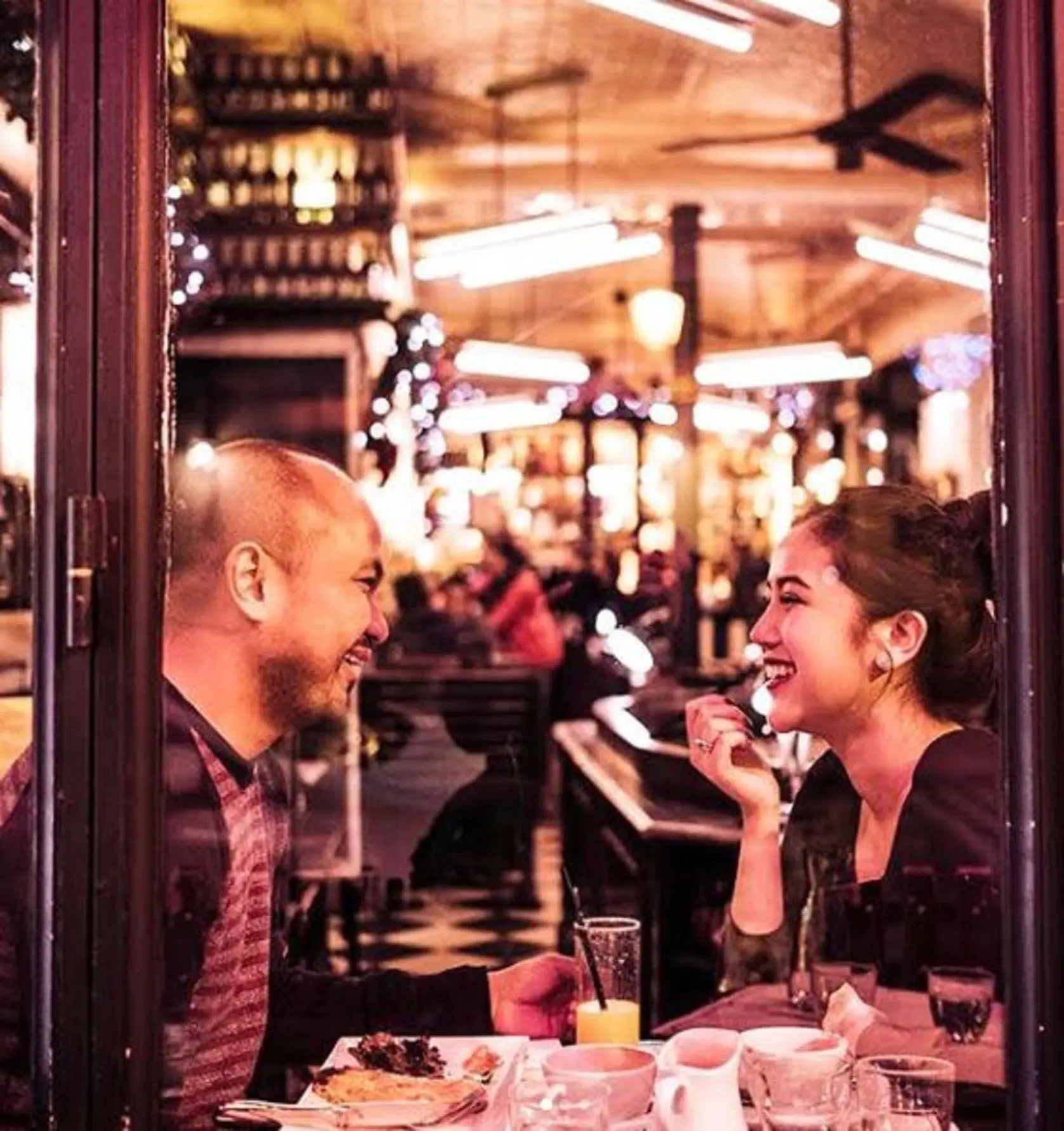 Tistha Nurma dan Afifuddin Kalla menikmati hidangan di Café Saint-Régis (Instagram/@tisthanurma)