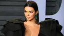 Model Kendall Jenner menghadiri acara Vanity Fair Oscar Party 2018 di Beverly Hills, California, Minggu (4/3). Kendall Jenner merupakan salah satu selebriti yang mencuri perhatian di Vanity Fair. (AFP PHOTO/JEAN-BAPTISTE LACROIX)
