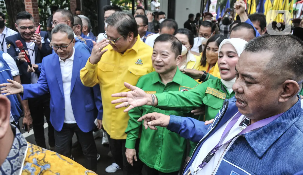 Ketua Umum Partai Golkar Airlangga Hartarto, Ketua Umum Partai Amanat Nasional (PAN) Zulkifli Hasan dan Ketua Umum PPP Suharso Monoarfa yang tergabung dalam Koalisi Indonesia Bersatu (KIB) saat jalan bersama menuju Gedung KPU RI, Jalan Imam Bonjol, Jakarta Pusat, Rabu (10/8/2022). Kedatangan ketiga petinggi KIB tersebut terlihat mesra saat jalan bersama menuju Gedung KPU. (merdeka.com/Iqbal S Nugroho)