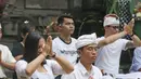 Umat Hindu melakukan sembahyang di Pura Aditya Jaya, Jakarta, Sabtu (17/3). Nyepi dirayakan dengan melakukan kegiatan keagamaan di pura. (Liputan6.com/Herman Zakharia)