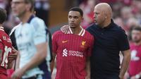 Pemain Liverpool, Trent Alexander-Arnold (tengah) bersama pelatih Arne Slot setelah laga lanjutan Liga Inggris 2024/2025 melawan Arsenal di Anfield, Liverpool, Inggris, Minggu (11/05/2025) waktu setempat. (AP Photo/Jon Super)