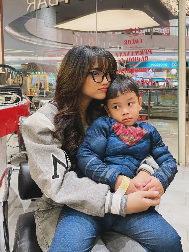 Potret Fuji Saat Momong Gala Sky, Tetap Kece dengan Piama