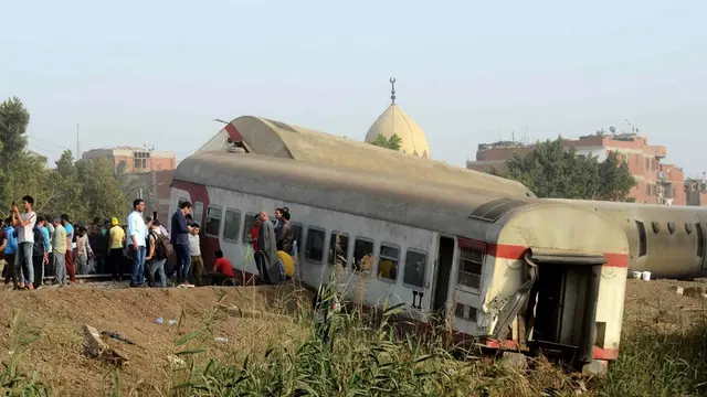 Kecelakaan kereta di kota Banha, provinsi Qalyubia, Mesir, pada Minggu (18/4/2021).