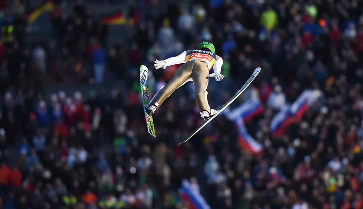 Atlet ski Slovenia, Peter Prevc, tampil pada babak pertama Piala Dunia Ski Jumping di Wilingen, Jerman, Minggu (10/1/2016). (EPA/Arne Dedert)