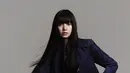 Diumumkan menjadi hous ambassador LV beberapa bulan lalu, Lisa Blackpink tampil chic dengan setelan denim dan sepatu boots warna coklat muda. [Dok/Louis Vuitton].