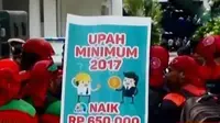 Buruh menuntut kenaikan upah minimum DKI menjadi Rp 650 ribu