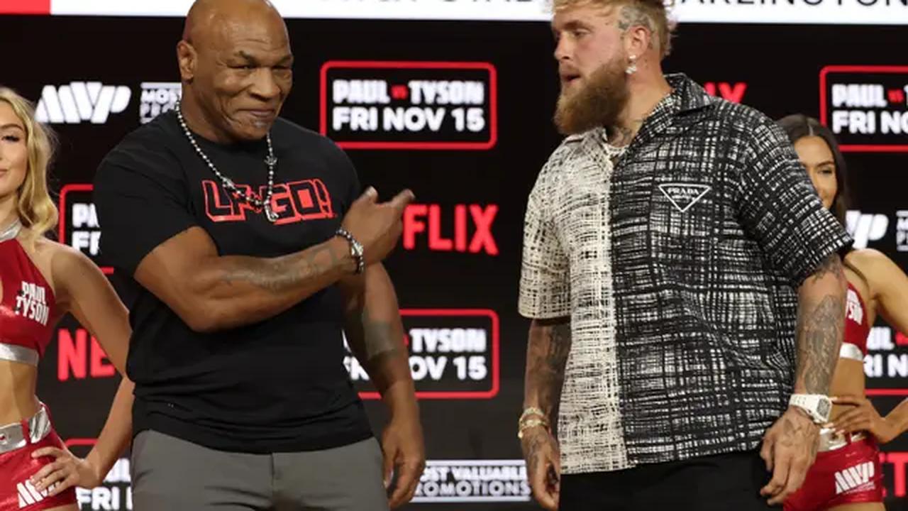 Duel Tyson vs Paul seharusnya bertarung bulan Juli lalu. Namun pertarungan ini dibatalkan setelah Si Leher Beton itu mengalami masalah pada lambungnya. (Michael loccisano / GETTY IMAGES NORTH AMERICA / Getty Images via AFP)