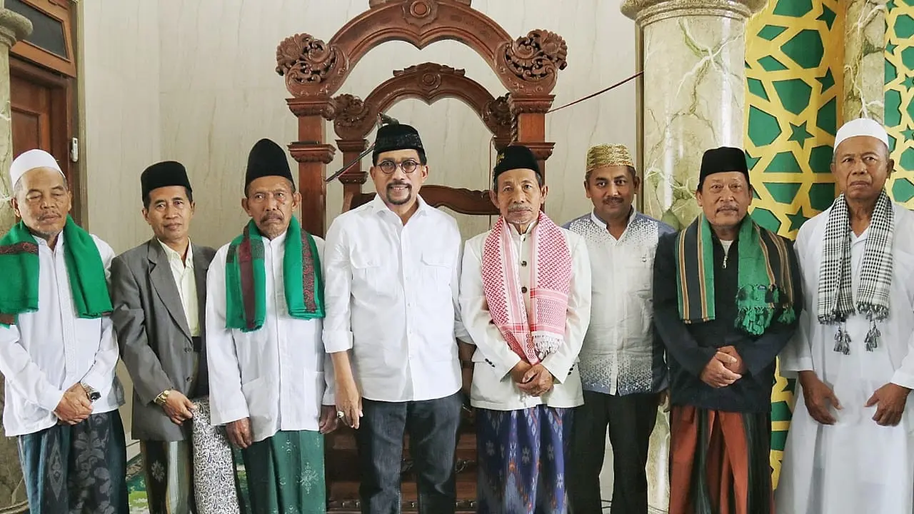Bakal calon wali kota Surabaya Machfud salat Jumat di Masjid Albarokah Sukomanunggal Surabaya