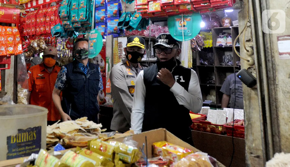 Wali Kota Bogor Bima Arya (kanan) saat mengecek kepatuhan warga dalam menggunakan masker di Pasar Ciawi, Bogor, Kamis (10/9/2020). Kegiatan ini bagian dari kesepakatan antara Pemkot dan Pemkab Bogor dalam pengawasan penerapan protokol kesehatan di titik-titik perbatasan. (merdeka.com/Arie Basuki)