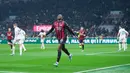 Pemain AC Milan, Rafael Leao, melakukan selebrasi setelah mencetak gol ke gawang Lazio pada laga pekan ke-13 Serie A 2025/2026 di Stadion San Siro, Minggu, (30/11/2025). (AP Photo/Antonio Calanni)