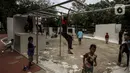 Anak-anak bermain di Taman Puring, Jakarta, Sabtu (3/4/2021). Taman Puring menjadi salah satu tempat alternatif liburan warga di tengah masa Pandemi COVID-19 dan liburan panjang akhir pekan yang bertepatan dengan libur Hari Raya Paskah. (Liputan6.com/Johan Tallo)