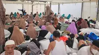 Cak Imin perlihatkan kondisi tenda Jemaah Haji Indonesia di Mina yang menurutnya butuh evaluasi. (dok. X @cakimiNOW/https://x.com/cakimiNOW/status/1802761192504807571/photo/2)