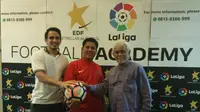 CEO, Istana Mulia Soccer Academy (IMSA), Ayi Muzayini (tengah) dan manajer EDF La Liga, Taufik Jursal Efendy (kanan) saat teken kerjasama (istimewa)