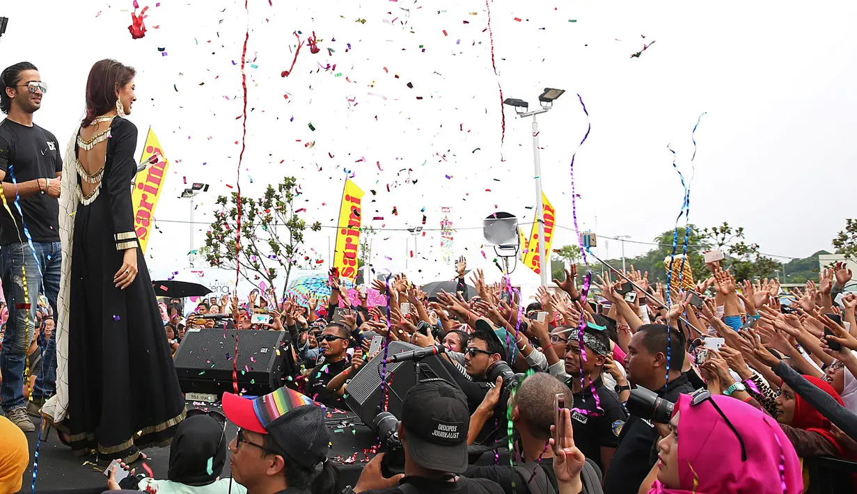 Pemeran serial Lonceng Cinta dalam acara meet and great di Lapangan Parkir Timur Mal Metropolitan Cilengsi, Bogor  Minggu (23/4). Keesokan harinya, pada Senin, keduanya juga menghibur warga Serang Banten. (Bambang E. Ros/Bintang.com)