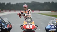 Pembalap Repsol Honda, Marc Marquez saat melakukan sesi foto sebagai juara dunia MotoGP 2018. (JOSE JORDAN / AFP)